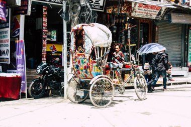 Katmandu Nepal 21 Ağustos 2018 bilinmeyen Nepalce insanlar sabah Katmandu Thamel sokakta bir touk touk sürüş görünümü