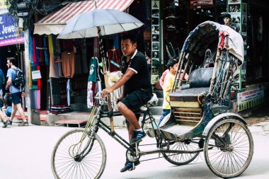 Katmandu Nepal 21 Ağustos 2018 bilinmeyen Nepalce insanlar sabah Katmandu Thamel sokakta bir touk touk sürüş görünümü
