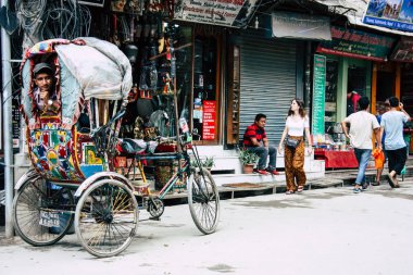 Katmandu Nepal 21 Ağustos 2018 bilinmeyen Nepalce insanlar sabah Katmandu Thamel sokakta bir touk touk sürüş görünümü