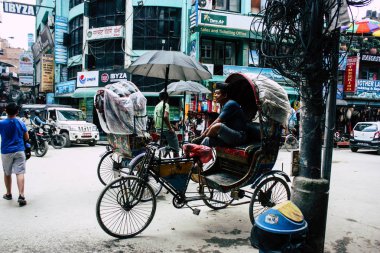 Katmandu Nepal 21 Ağustos 2018 bilinmeyen Nepalce insanlar sabah Katmandu Thamel sokakta bir touk touk sürüş görünümü