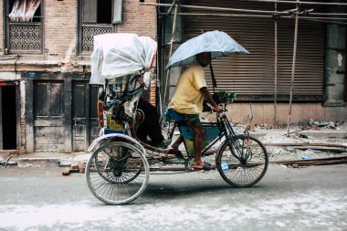 Katmandu Nepal 21 Ağustos 2018 bilinmeyen Nepalce insanlar sabah Katmandu Thamel sokakta bir touk touk sürüş görünümü