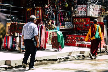 Katmandu Nepal 21 Ağustos 2018 görünümü bilinmeyen insan Katmandu sokakta Thamel sabah yürüyüş