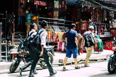 Katmandu Nepal 21 Ağustos 2018 görünümü bilinmeyen insan Katmandu sokakta Thamel sabah yürüyüş