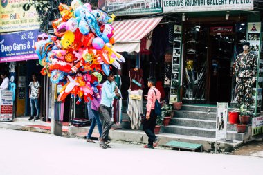 Katmandu Nepal 21 Ağustos 2018 görünümü bilinmeyen insan Katmandu sokakta Thamel sabah yürüyüş