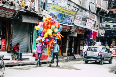 Katmandu Nepal 21 Ağustos 2018 görünümü bilinmeyen insan Katmandu sokakta Thamel sabah yürüyüş