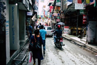 Katmandu Nepal 21 Ağustos 2018 görünümü bilinmeyen insan Katmandu sokakta Thamel sabah yürüyüş