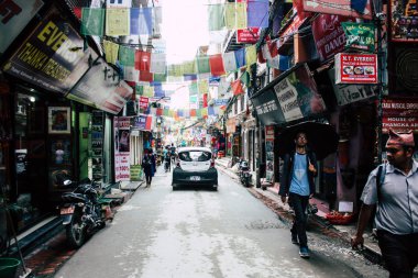 Katmandu Nepal 21 Ağustos 2018 görünümü bilinmeyen insan Katmandu sokakta Thamel sabah yürüyüş