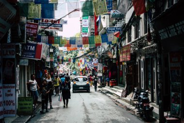Katmandu Nepal 21 Ağustos 2018 görünümü bilinmeyen insan Katmandu sokakta Thamel sabah yürüyüş