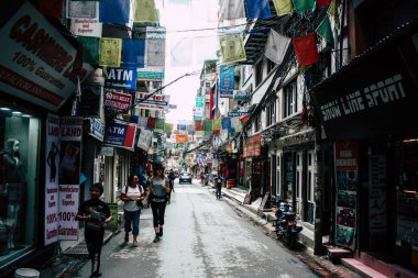 Katmandu Nepal 21 Ağustos 2018 görünümü bilinmeyen insan Katmandu sokakta Thamel sabah yürüyüş