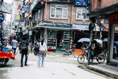 Katmandu Nepal 21 Ağustos 2018 görünümü bilinmeyen insan Katmandu sokakta Thamel sabah yürüyüş