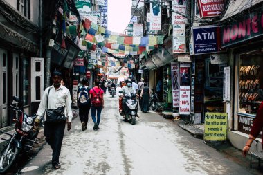 Katmandu Nepal 21 Ağustos 2018 görünümü bilinmeyen insan Katmandu sokakta Thamel sabah yürüyüş