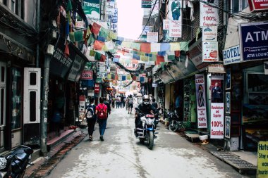 Katmandu Nepal 21 Ağustos 2018 görünümü bilinmeyen insan Katmandu sokakta Thamel sabah yürüyüş