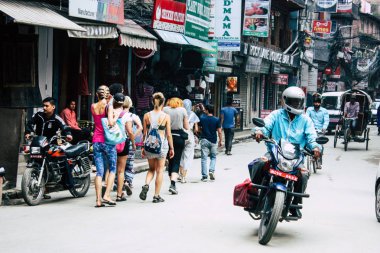 Katmandu Nepal 21 Ağustos 2018 görünümü bilinmeyen insan Katmandu sokakta Thamel sabah yürüyüş