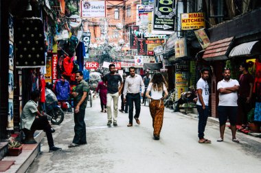 Katmandu Nepal 21 Ağustos 2018 görünümü bilinmeyen insan Katmandu sokakta Thamel sabah yürüyüş