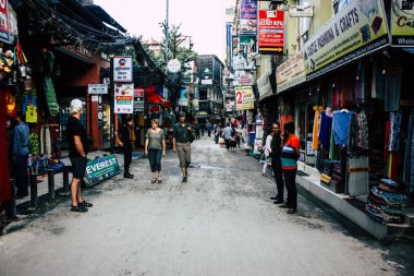 Katmandu Nepal 21 Ağustos 2018 görünümü bilinmeyen insan Katmandu sokakta Thamel sabah yürüyüş