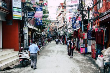 Katmandu Nepal 21 Ağustos 2018 görünümü bilinmeyen insan Katmandu sokakta Thamel sabah yürüyüş