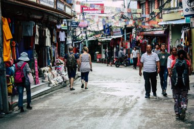 Katmandu Nepal 21 Ağustos 2018 görünümü bilinmeyen insan Katmandu sokakta Thamel sabah yürüyüş