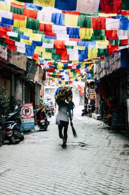 Katmandu Nepal 21 Ağustos 2018 görünümü bilinmeyen insan Katmandu sokakta Thamel sabah yürüyüş