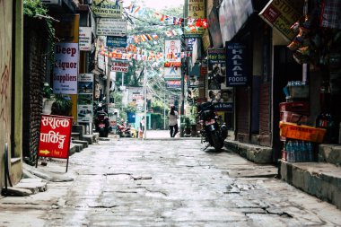 Katmandu Nepal 21 Ağustos 2018 görünümü bilinmeyen insan Katmandu sokakta Thamel sabah yürüyüş