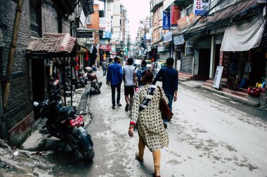 Katmandu Nepal 21 Ağustos 2018 görünümü bilinmeyen insan Katmandu sokakta Thamel sabah yürüyüş