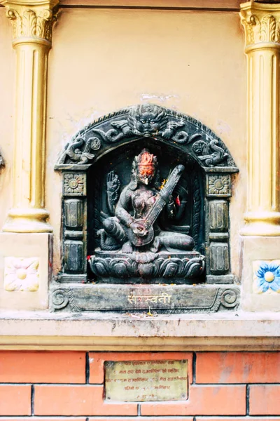 加德满都尼泊尔2018年8月21日上午在加德满都 Thamel 街尼泊尔寺庙的看法 — 图库照片