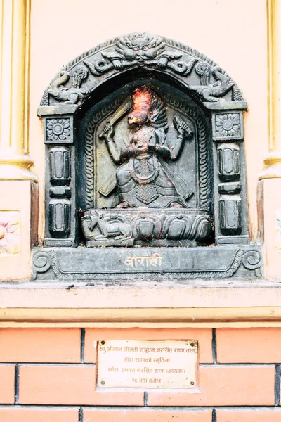 加德满都尼泊尔2018年8月21日上午在加德满都 Thamel 街尼泊尔寺庙的看法 — 图库照片