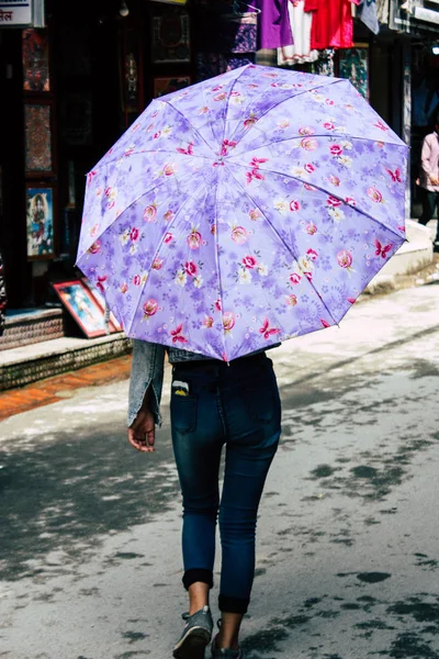 Kathmandu Nepal Agosto 2018 Veduta Persone Sconosciute Che Camminano Con — Foto Stock