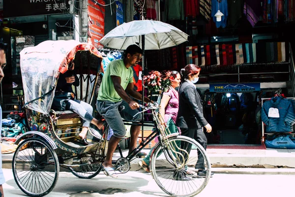 Kathmandu Nepal Agosto 2018 Vista Pessoas Nepalesas Desconhecidas Dirigindo Tuk — Fotografia de Stock