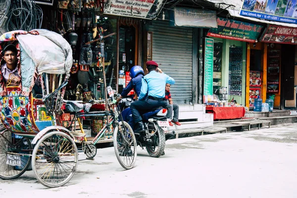 Katmandú Nepal Agosto 2018 Vista Gente Nepalí Desconocida Conduciendo Touk —  Fotos de Stock