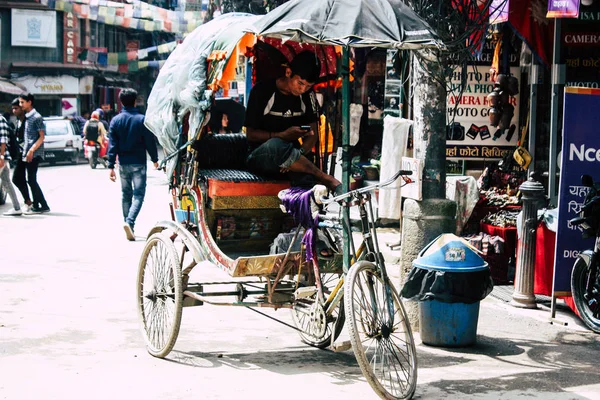 Katmandú Nepal Agosto 2018 Vista Gente Nepalí Desconocida Conduciendo Touk —  Fotos de Stock