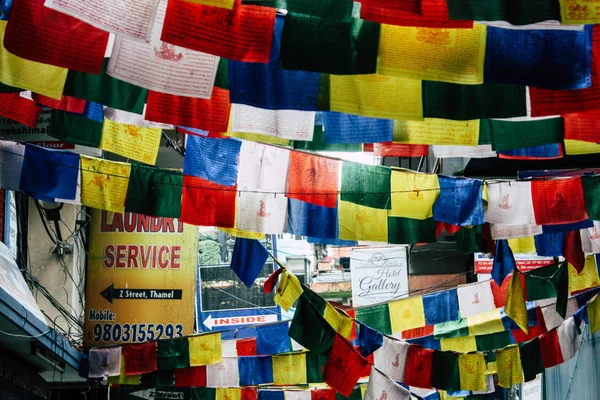 Kathmandu Nepal Sierpień 2018 Widok Tybetańskie Flagi Przy Ulicy Dzielnicy — Zdjęcie stockowe