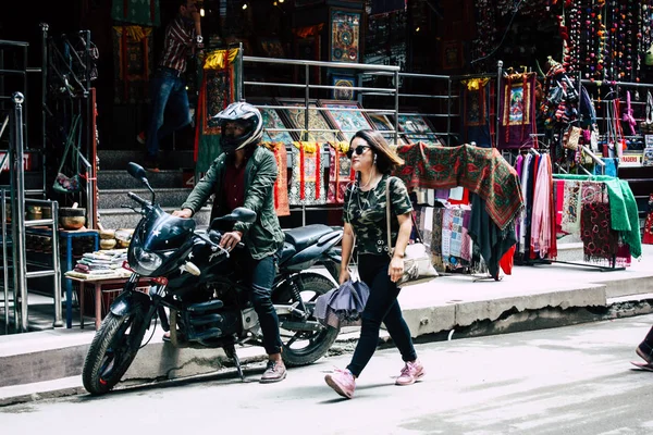 Kathmandu Nepal Agosto 2018 Vista Pessoas Desconhecidas Andando Rua Thamel — Fotografia de Stock