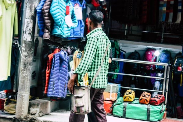 Kathmandu Nepal Agosto 2018 Vista Pessoas Desconhecidas Andando Rua Thamel — Fotografia de Stock