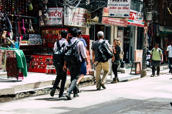 Katmandu Nepal 21 Ağustos 2018 görünümü bilinmeyen insan Katmandu sokakta Thamel sabah yürüyüş