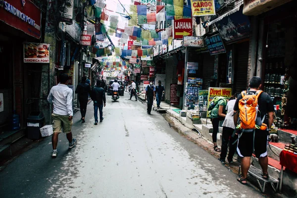 Katmandu Nepal 21 Ağustos 2018 görünümü bilinmeyen insan Katmandu sokakta Thamel sabah yürüyüş