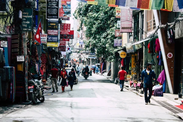 Katmandu Nepal 21 Ağustos 2018 görünümü bilinmeyen insan Katmandu sokakta Thamel sabah yürüyüş