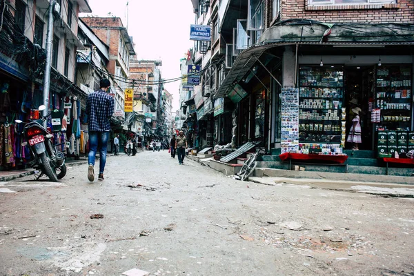 ネパール カトマンズ 2018 日午前中にカトマンズのタメル通りの歩行未知の人々 のビュー — ストック写真