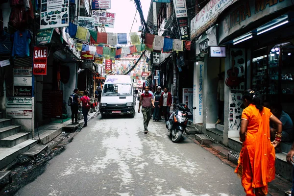 Katmandu Nepal 21 Ağustos 2018 görünümü bilinmeyen insan Katmandu sokakta Thamel sabah yürüyüş