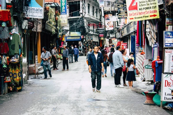 Kathmandu Nepal Sierpień 2018 Widok Nieznanych Ludzi Spaceru Ulicy Thamel — Zdjęcie stockowe