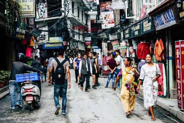 Katmandu Nepal 21 Ağustos 2018 görünümü bilinmeyen insan Katmandu sokakta Thamel sabah yürüyüş