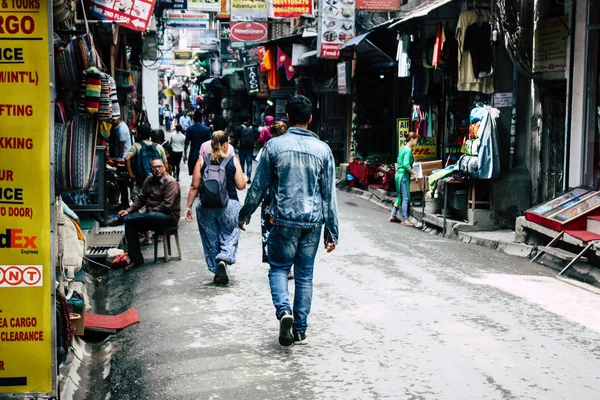 Katmandu Nepal 21 Ağustos 2018 görünümü bilinmeyen insan Katmandu sokakta Thamel sabah yürüyüş