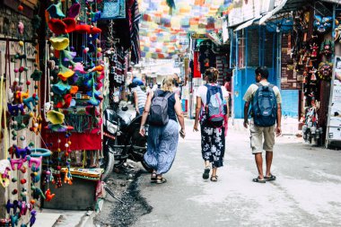 Katmandu Nepal 21 Ağustos 2018 görünümü bilinmeyen insan Katmandu sokakta Thamel sabah yürüyüş
