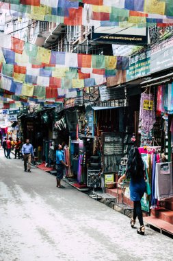 Katmandu Nepal 21 Ağustos 2018 görünümü bilinmeyen insan Katmandu sokakta Thamel sabah yürüyüş