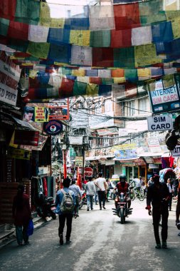 Katmandu Nepal 21 Ağustos 2018 görünümü bilinmeyen insan Katmandu sokakta Thamel sabah yürüyüş