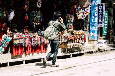 Katmandu Nepal 21 Ağustos 2018 görünümü bilinmeyen insan Katmandu sokakta Thamel sabah yürüyüş