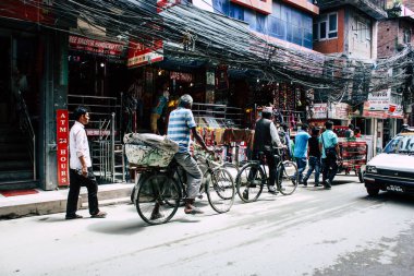 Katmandu Nepal 21 Ağustos 2018 bilinmeyen Nepal polis memuru Katmandu sokakta Thamel sabah yürüyüş görünümünü