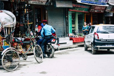 Katmandu Nepal 21 Ağustos 2018 bilinmeyen Nepal polis memuru Katmandu sokakta Thamel sabah yürüyüş görünümünü