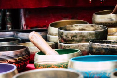 Katmandu Nepal 22 Ağustos 2018 Tibet kase Closeup sabah Katmandu Thamel Street bir Hediyelik eşya dükkanında satılan