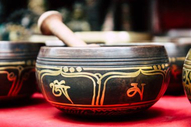 Katmandu Nepal 22 Ağustos 2018 Tibet kase Closeup sabah Katmandu Thamel Street bir Hediyelik eşya dükkanında satılan