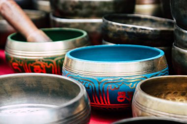 Katmandu Nepal 22 Ağustos 2018 Tibet kase Closeup sabah Katmandu Thamel Street bir Hediyelik eşya dükkanında satılan